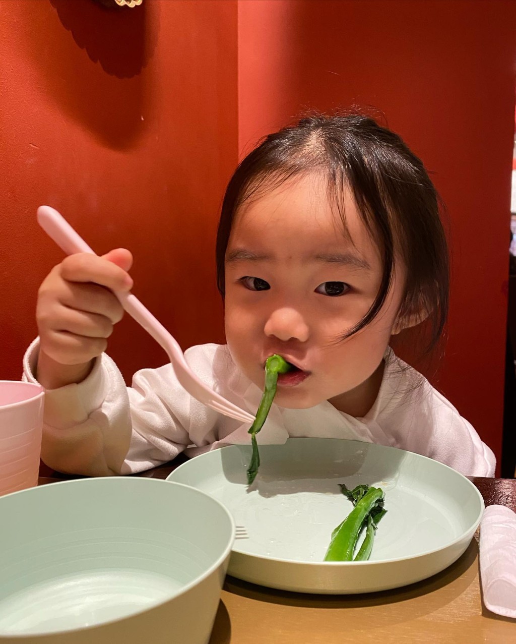 麥QQ乖乖食飯。