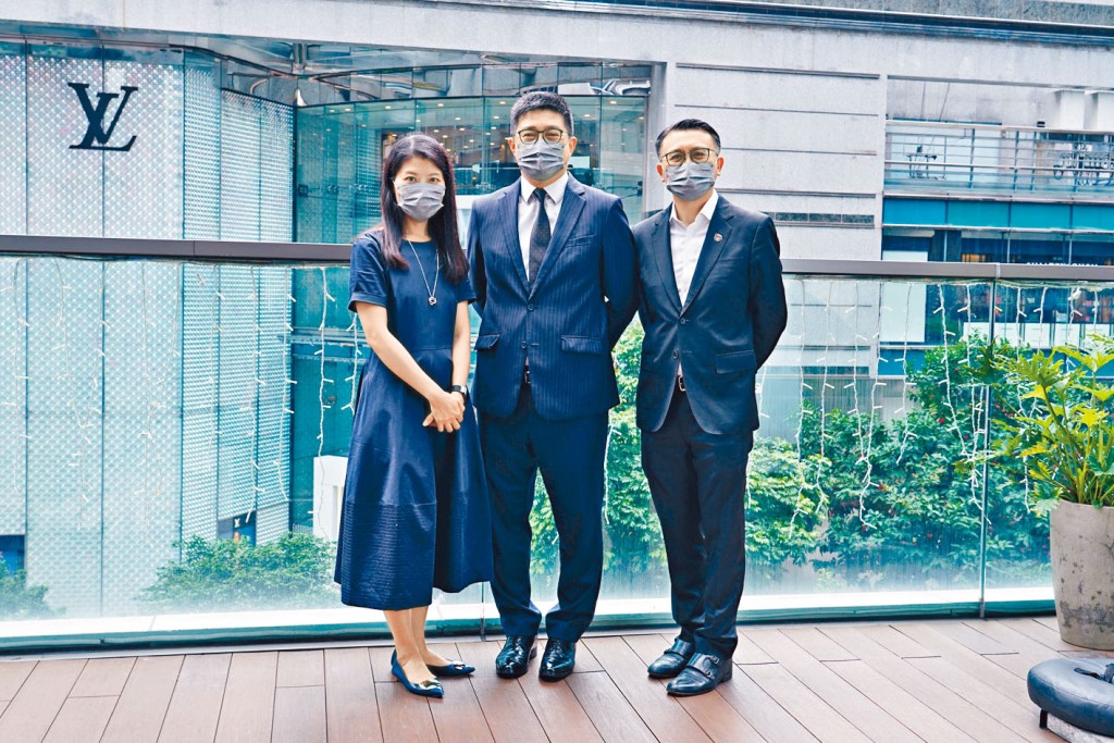 希慎興業呂幹威(中)表示，大埔林海山城剛取得入伙紙，現正準備開售。