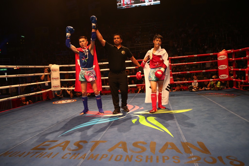 文偉義(左)力壓南韓選手勝出男子51公斤級別。相片由大會提供