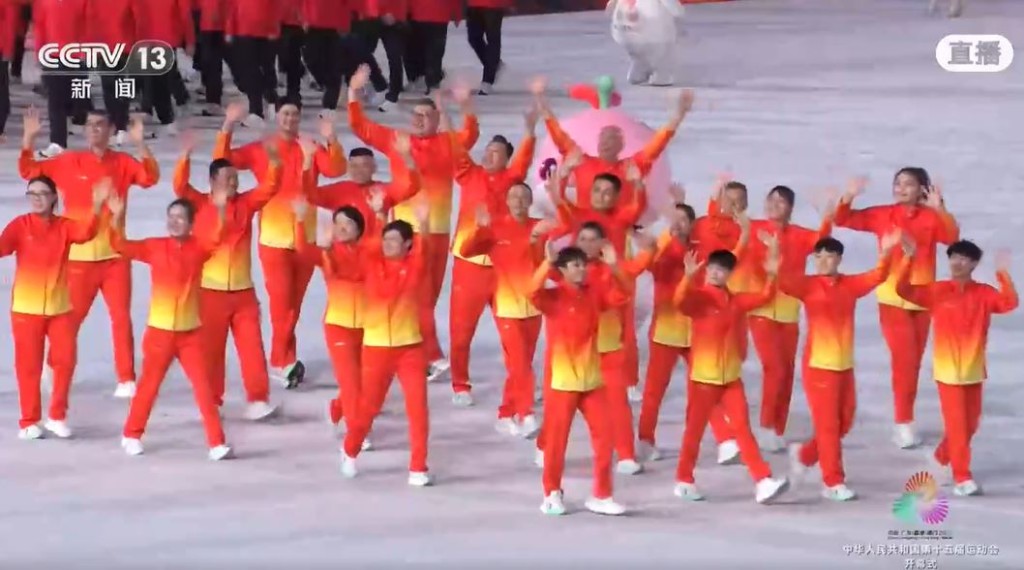 各隊運動員進場。央視截圖