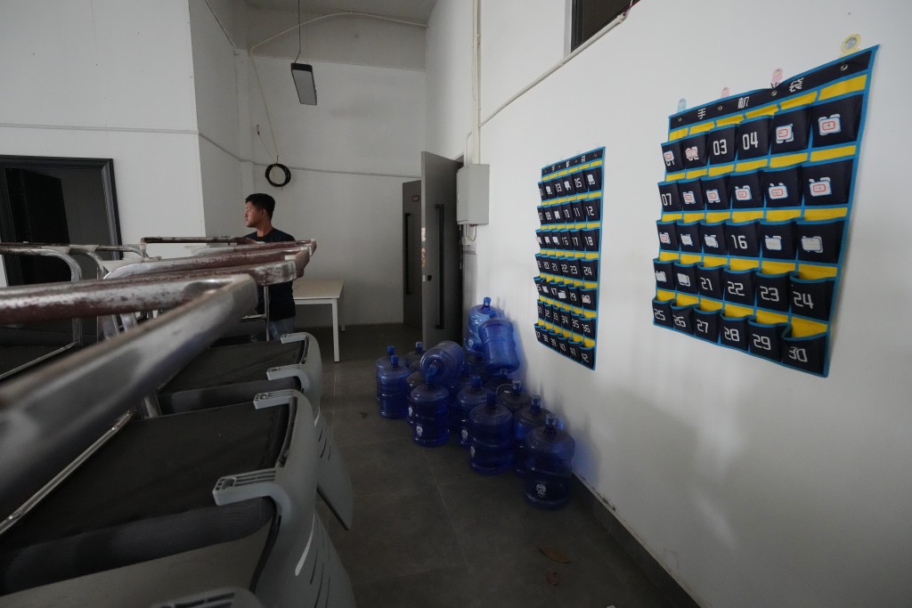 太子集團柬埔寨電詐園建築物掛有具編號的「手機袋」。美聯社
