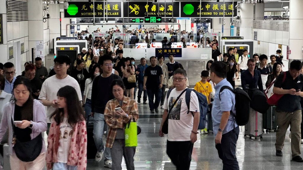 大批香港民眾在深圳灣口岸北上深圳。中新社
