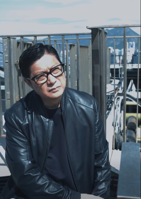 片頭先以鄧炳強在天台等待李百全。 片頭先以鄧炳強在天台等待李百全。