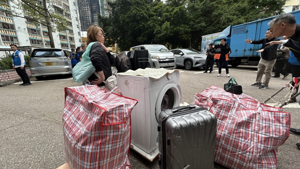 宏志閣的居民陸續返回家園取回重要財物。