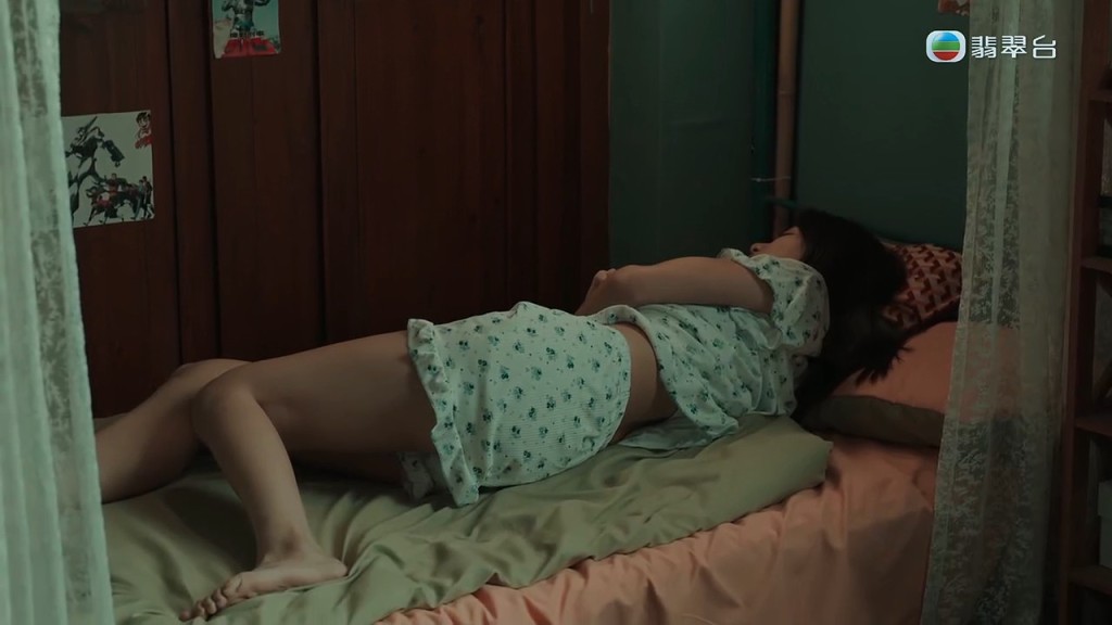陳星妤着上睡衣在碌架床下格床瞓覺，露出長腿、纖腰。
