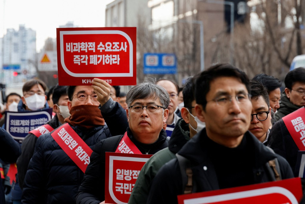 根据南韩法律，如果医生未按政府要求返岗，将面临禁止行医最多一年的处罚。路透社