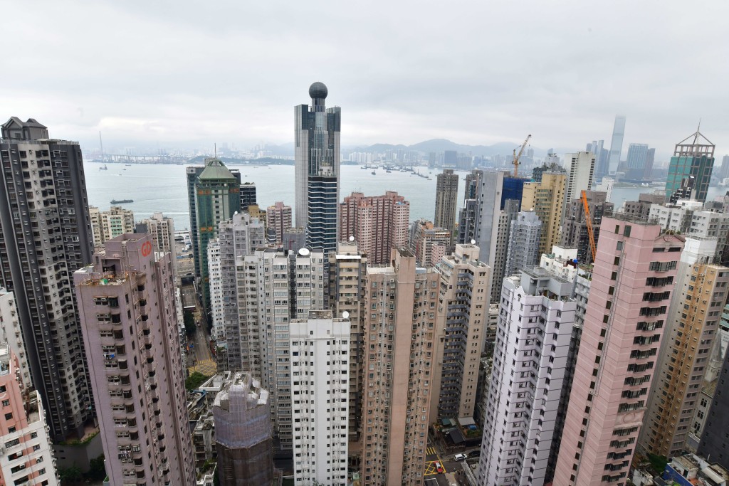 單位樓層高於附近樓宇，露台遠眺海景及昂船洲大橋。