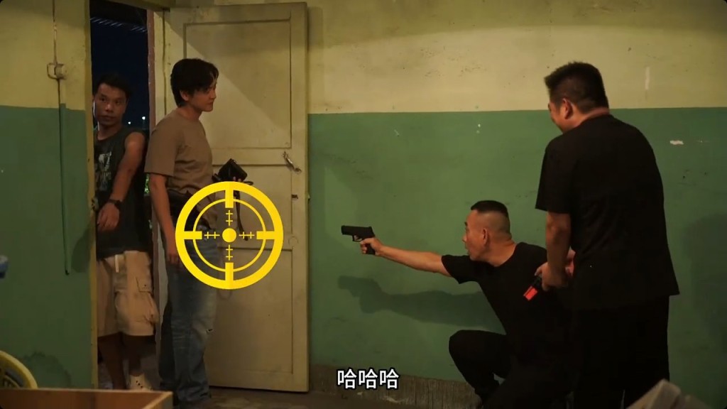 林保怡綵排某動作場口時,竟忽然興起先後槍指導演及張振朗下體,感覺拍攝氣氛愉快輕鬆。 林保怡綵排某動作場口時,竟忽然興起先後槍指導演及張振朗下體,感覺拍攝氣氛愉快輕鬆。