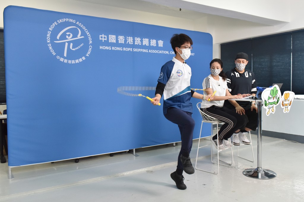 前港隊成員黃冠傑(前)將於免費網上課程親身教授跳繩技巧。公關提供圖片