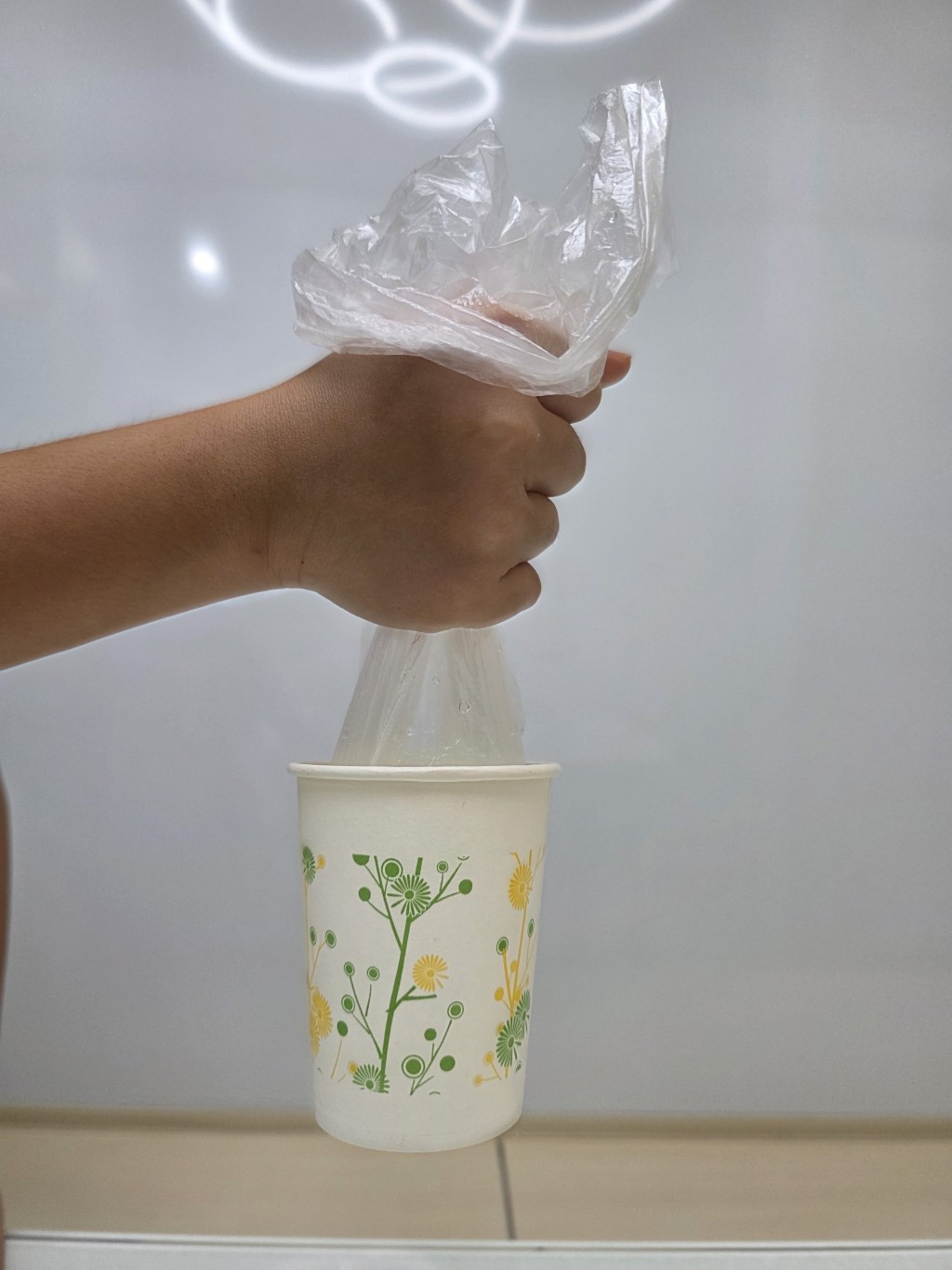 然後提起塑膠袋，此時紙杯也同樣被提起了。（圖片授權：工程師媽媽）