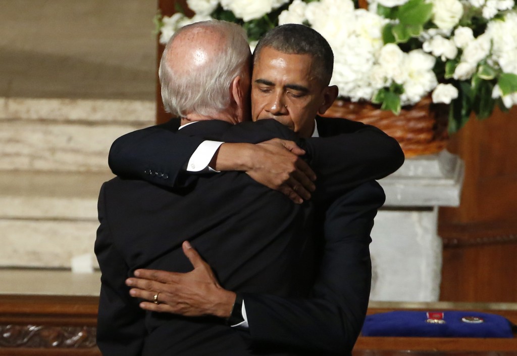 奧巴馬當年出席拜登長子喪禮時擁抱對方安慰。美聯社