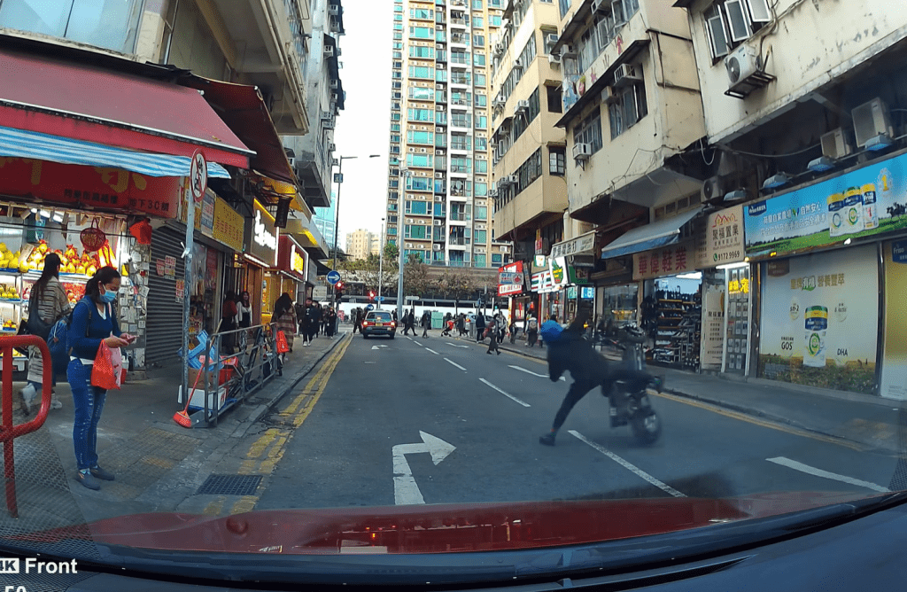 男子疑太大油導致電動單車失控。fb：車cam L（香港群組）