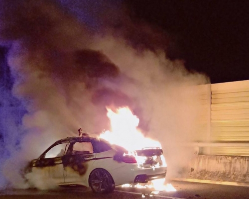 肇事私家車女乘客及時逃出車廂，卻目睹丈夫慘被活活燒死。  網上圖片