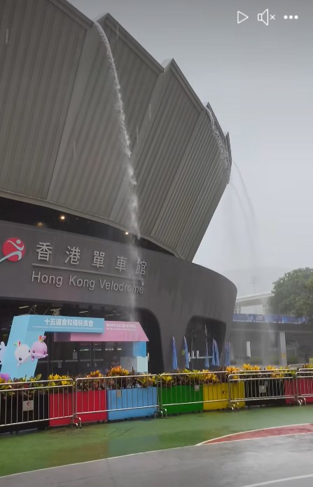 本港連場暴雨，將軍澳今日（2日）早上 在暴雨下出現飛瀑奇景，香港單車館外4 瀑齊飛，澎湃又壯觀。fb「將軍澳主場」截圖