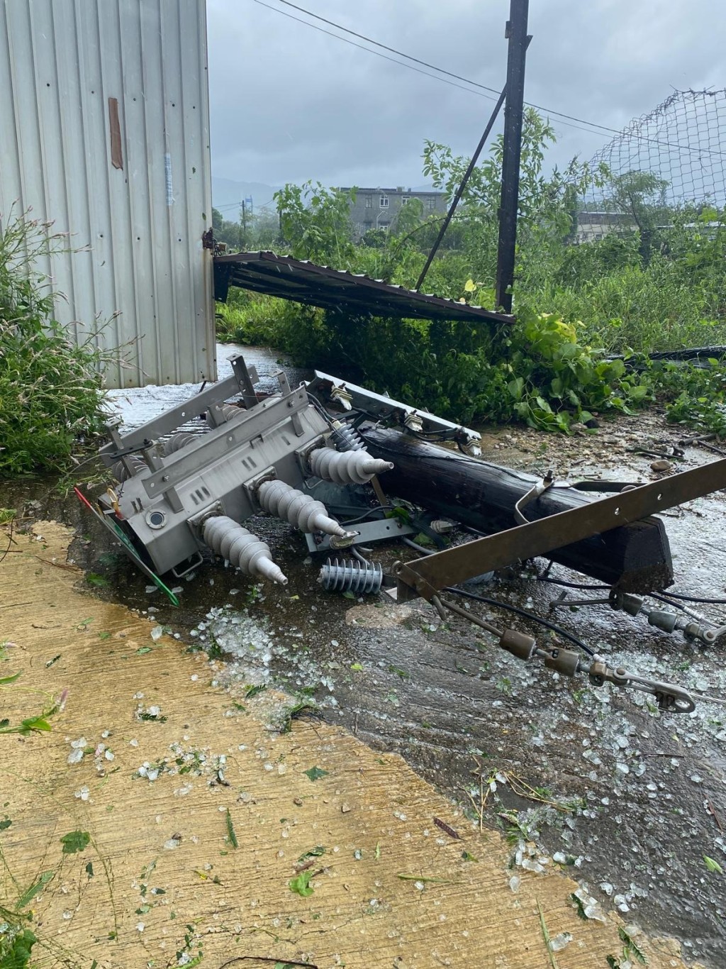 部分架空電纜及電力設備受強風及塌樹影響，中華電力已加派人手支援，以加快復修進度。中電圖片
