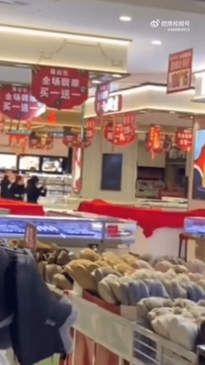 店員圍觀拍攝。 店員圍觀拍攝。