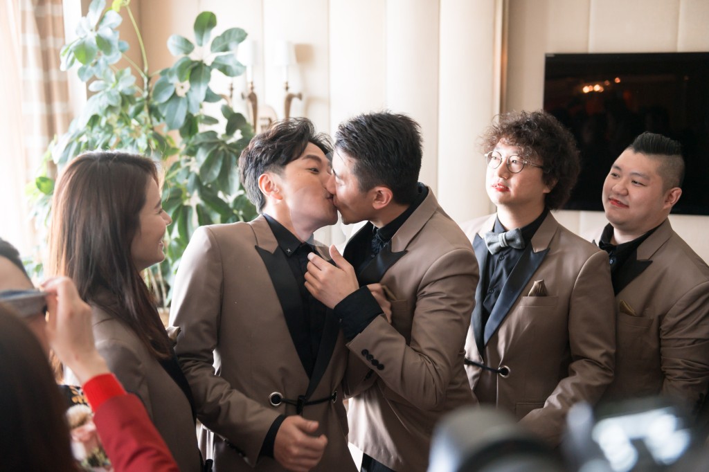 蕭正楠同洪永城嘴貼嘴傳心心透明膠片,黃翠如在側邊看得好開心!