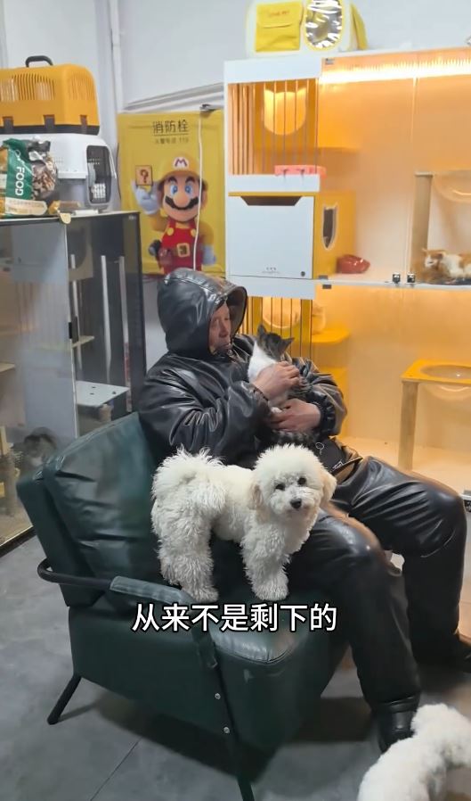 大叔用賣剩的烤番薯向寵物店換來短暫的逗貓時光。抖音@無敵奶爸