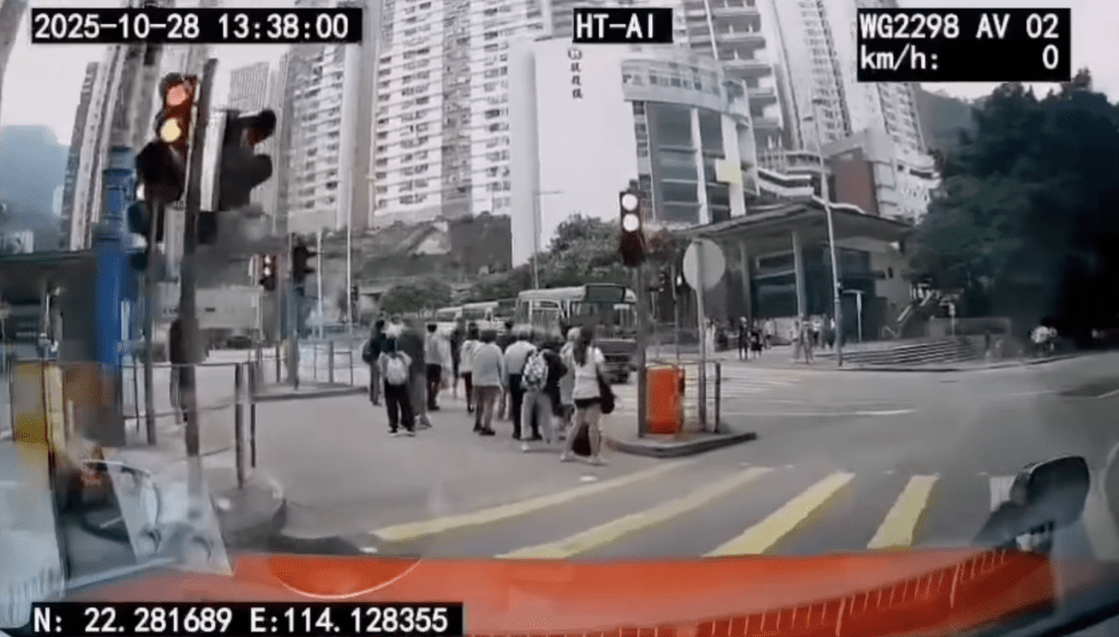 事發於下午1時41分,當時一輛綠色專線小巴本停泊在堅尼地城士美菲路近科士街交界小巴站。fb「西環變幻時」(下同)  事發於下午1時41分,當時一輛綠色專線小巴本停泊在堅尼地城士美菲路近科士街交界小巴站。fb「西環變幻時」(下同)