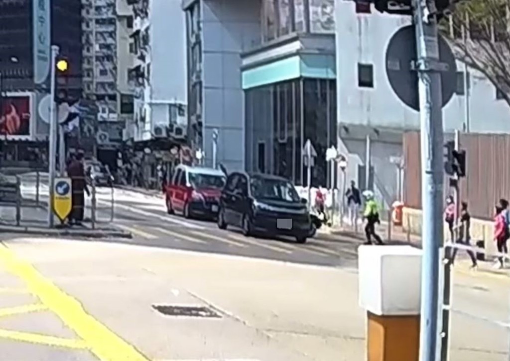 交通警員起身後步向鐵騎。fb車cam L（香港群組）影片截圖