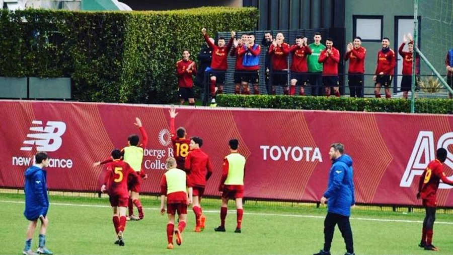 罗马U14小将在击败拉素U14后，走到观赛的罗马一队球员面前庆祝。网上图片