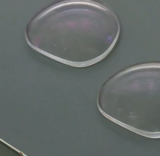 李女士認為兒子近視度數急升，與眼鏡鏡片被調轉安裝有關。大參考 