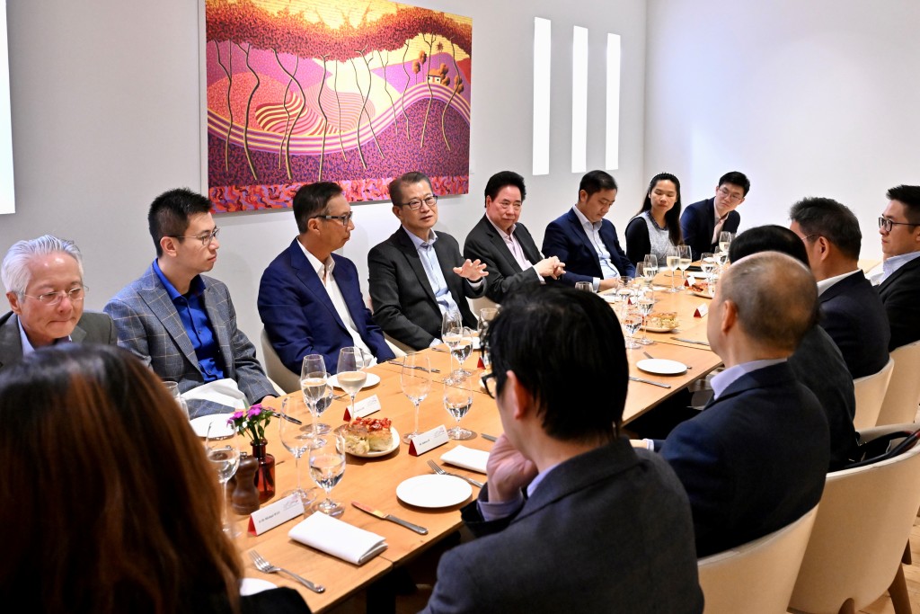 陈茂波（左四）与当地华人餐聚，了解他们在英国的生活，并就香港和英国的经济、社会情况，以及英国政商界对香港表达的一些观点，交流看法。政府新闻处