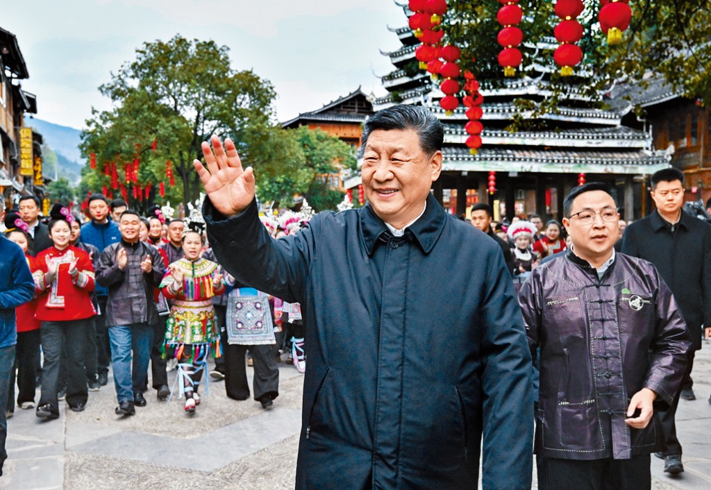 習近平在貴州黎平縣侗寨考察，同民眾揮手。
