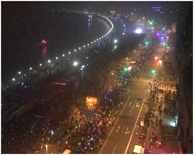 外滩一带除夕夜聚满人群。