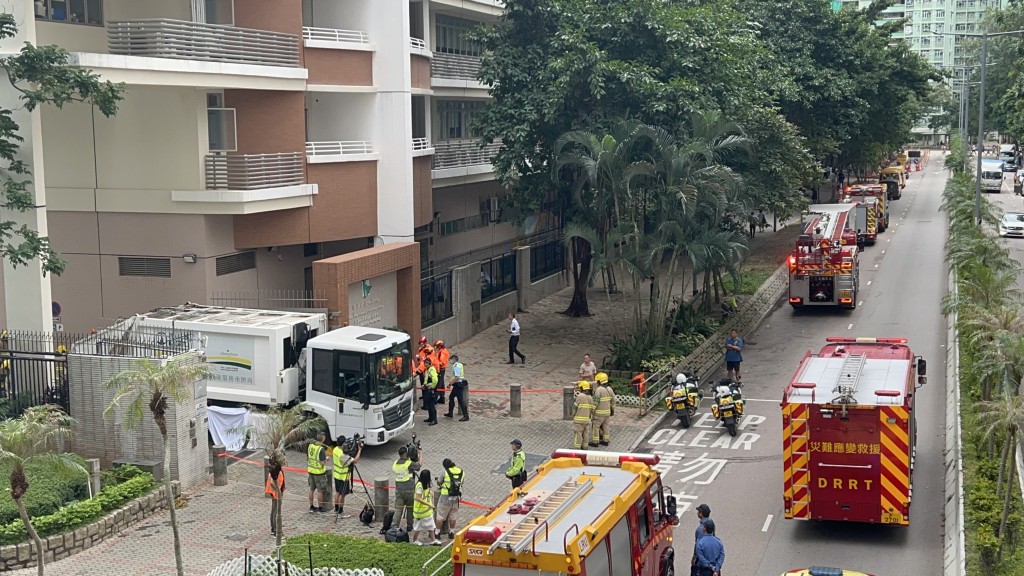 當時垃圾車沿富欣道倒車駛入漢華中學收垃圾期間，撞倒途經的老婦。楊偉亨攝