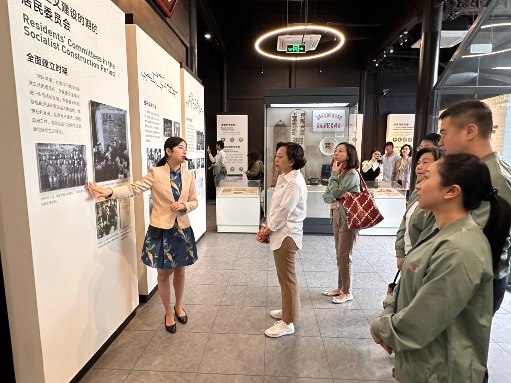麥美娟（左二）及研修班學員參觀中國社區建設展示中心。