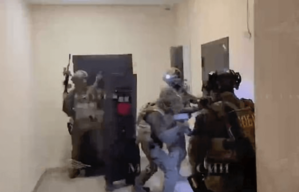 阿聯酋警方破門緝匪。警方圖片