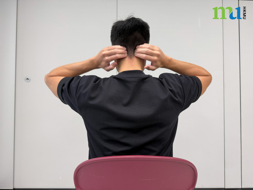 枕下肌群按摩:微收下巴,輕力按壓枕下肌群約一分鐘,切勿用力過度。 枕下肌群按摩:微收下巴,輕力按壓枕下肌群約一分鐘,切勿用力過度。