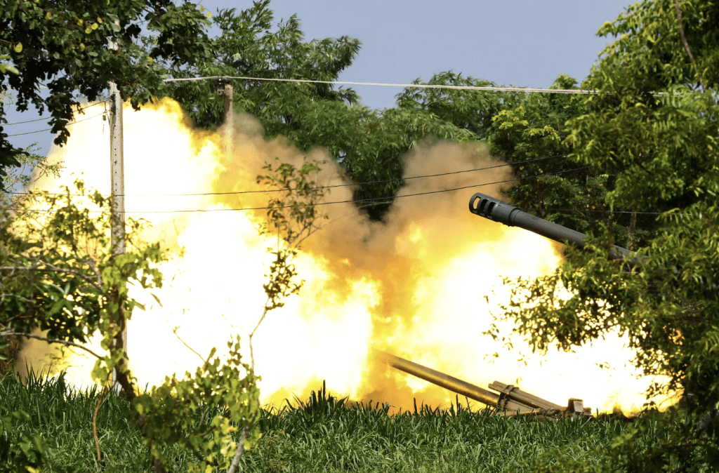 柬埔寨与泰国近日爆发边境冲突，正当两国士兵身陷枪林弹雨之际，两国民众之间的另一场战争亦在社交媒体上全面展开。路透社