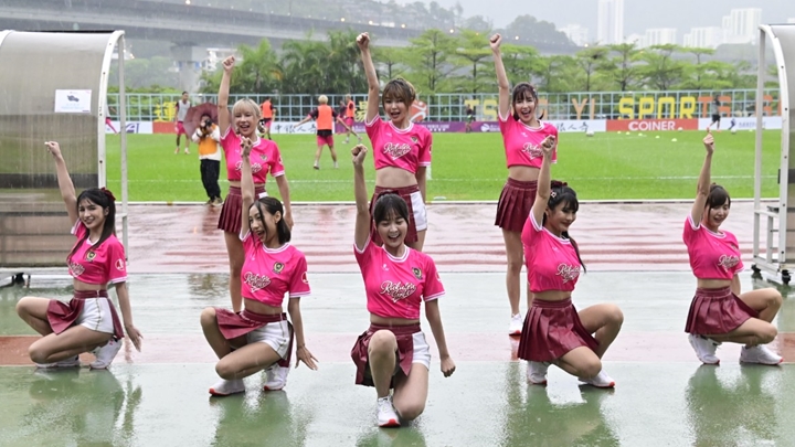 樂天女孩現身港足球聯賽，出場時因為大雨已變落湯雞。