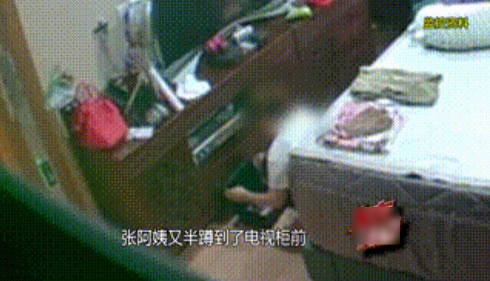 鐘點工在翻摷女戶主的首飾。東方110