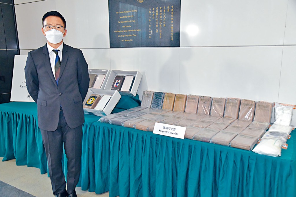 海關毒品調查科毒品調查第三組指揮官劉良智，講述案情及展示搜獲毒品。徐裕民攝