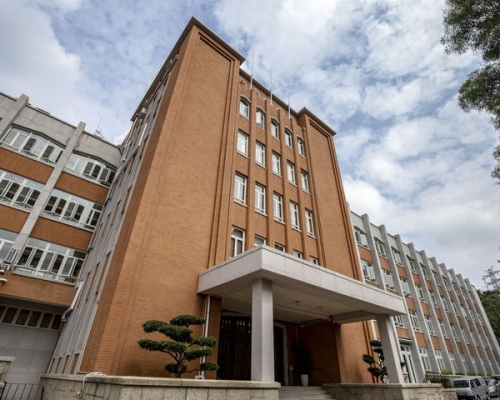 德望幼稚園部、小學部及中學部（圖）都位於九龍扎山道同一校舍。