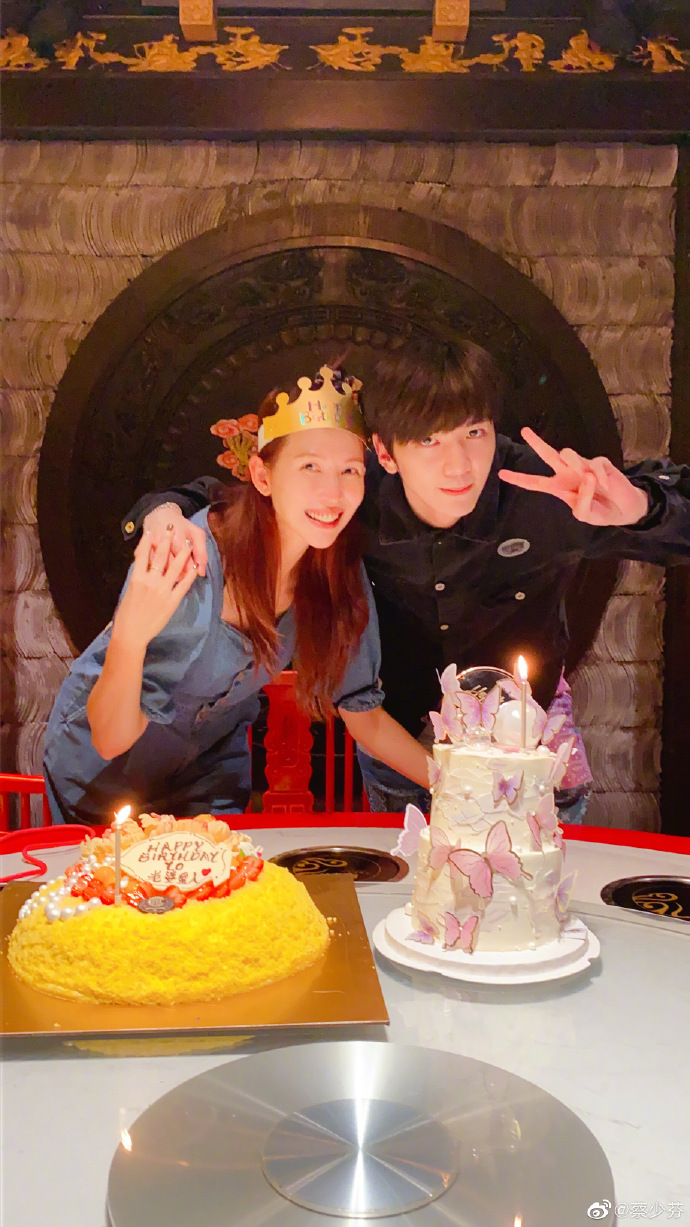 還帶同囝囝張鎬濂為蔡少芬慶祝。