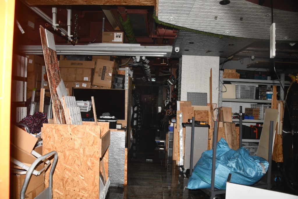 店內擺放大量工程用具。 店內擺放大量工程用具。