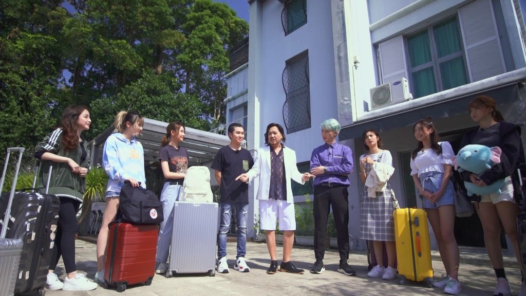 古明華跟主持與6位女孩入住大屋，齊齊接受集中訓練。