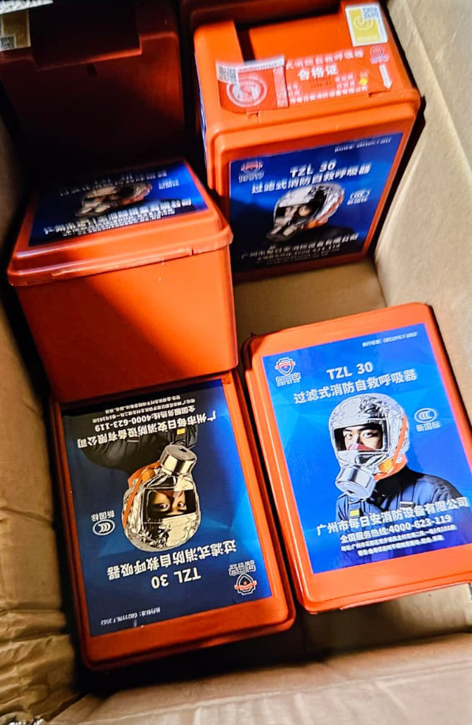 有居民自宏福苑大火后,听从消防处提醒,购入火警专用的逃生面罩。 有居民自宏福苑大火后,听从消防处提醒,购入火警专用的逃生面罩。
