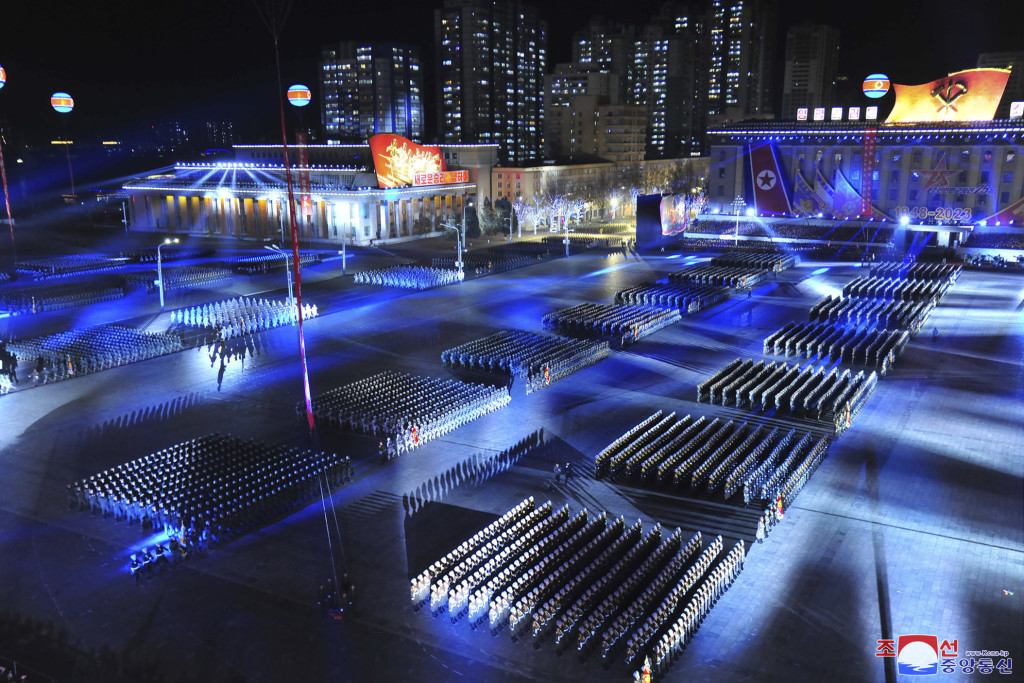 北韓周三晚舉行盛大閱兵儀式，慶祝建軍75周年。AP