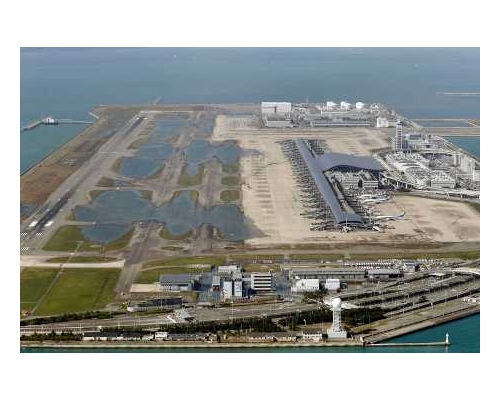 關西機場的主要跑道至今仍嚴重水浸。AP