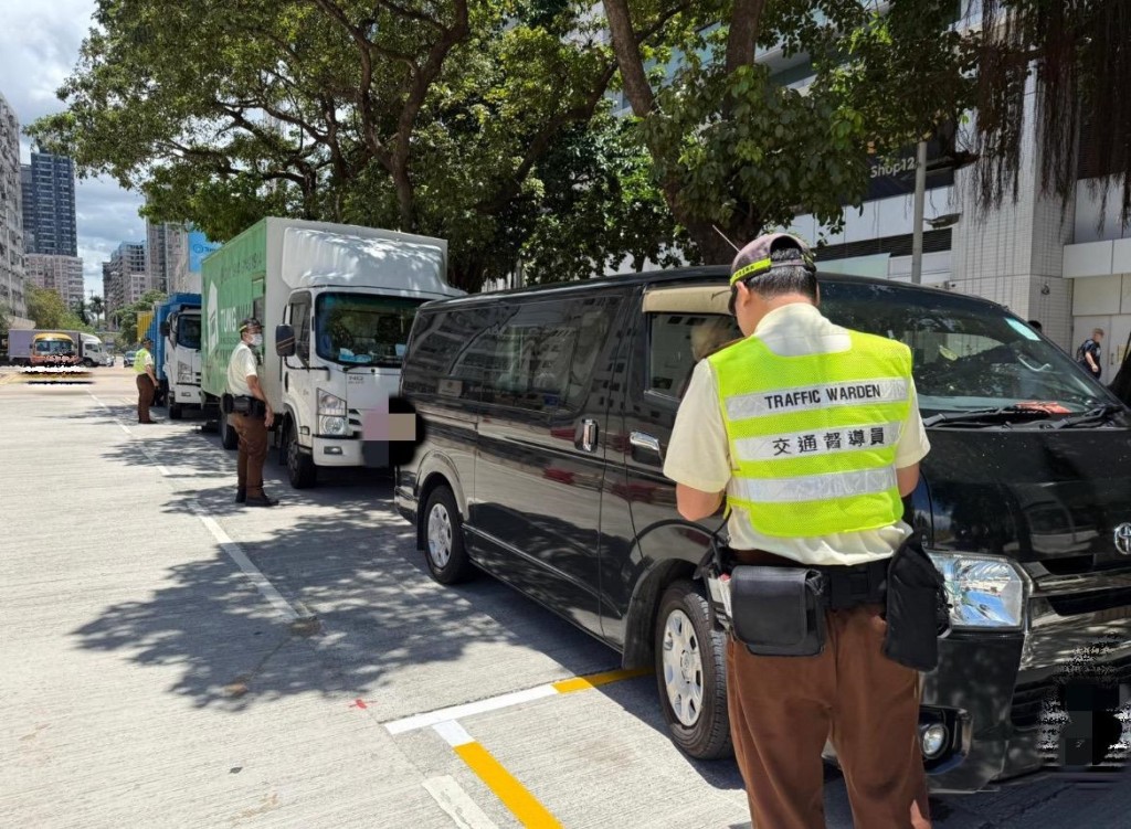 人員共發出超過900張定額罰款通知書,主要涉及違例泊車。 人員共發出超過900張定額罰款通知書,主要涉及違例泊車。