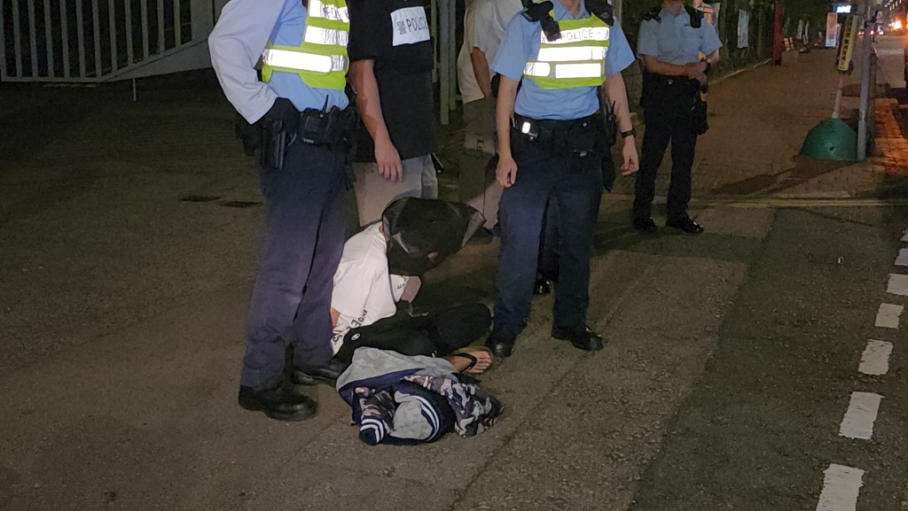 警方遂以涉嫌「販運危險藥物」、偷車及多項交通相關罪名將男子拘捕。 警方遂以涉嫌「販運危險藥物」、偷車及多項交通相關罪名將男子拘捕。