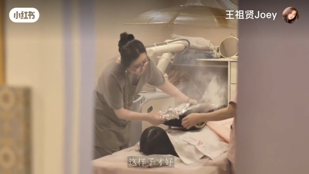 王祖賢在艾灸館親自招呼客人，不少人慕名而至，為見女神一面。