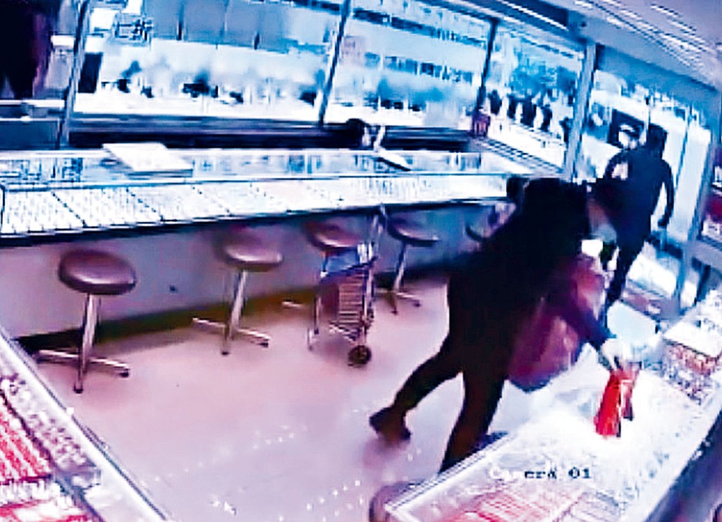 揮錘匪徒率先逃，同黨仍在搶掠金飾。