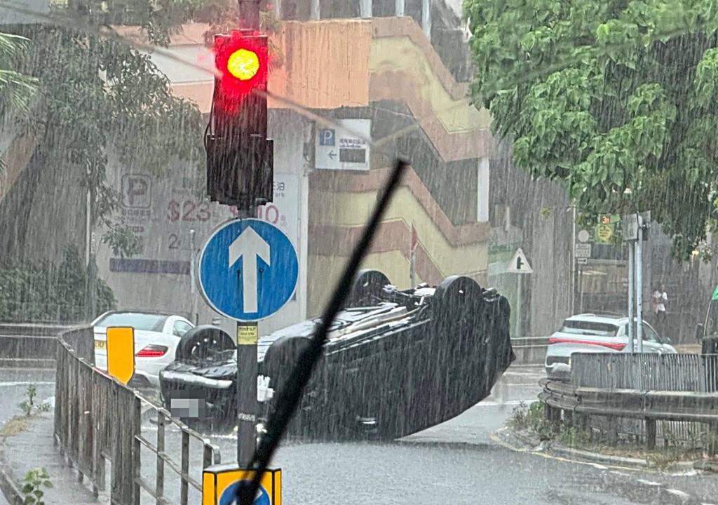 私家車失控翻側。網圖 私家車失控翻側。網圖