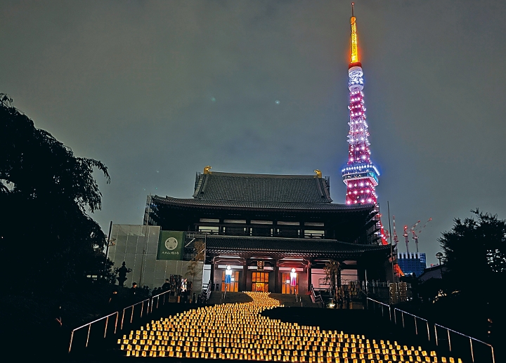 在今天晚上六時至九時，東京增上寺前方便會出現一條燭光燈影銀河。（中央社資料圖片）
